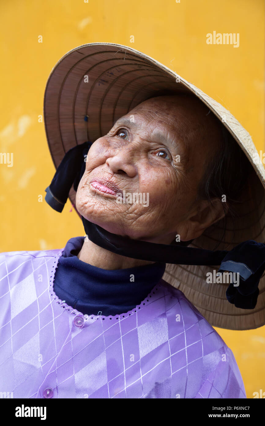 Retrato de mujer con sombrero cónico tradicional , Hoi An , Vietnam Foto de stock