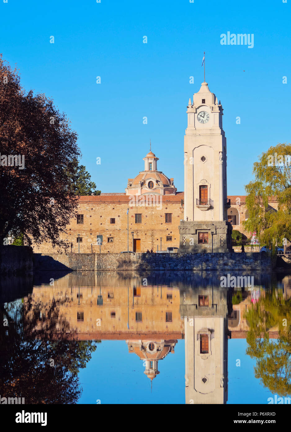 Argentina, provincia de Córdoba, Alta Gracia, Vista de El Tajamar depósito de agua construido por los jesuitas, la Torre del Reloj y la Estancia Jesuítica. Foto de stock