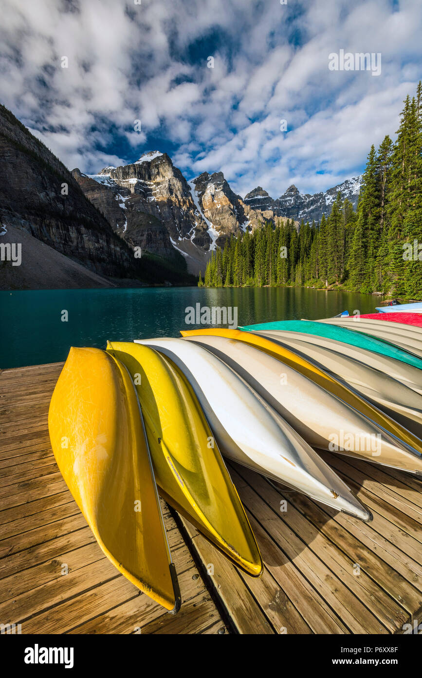 El Lago Moraine, el Parque Nacional de Banff, Alberta, Canadá Foto de stock