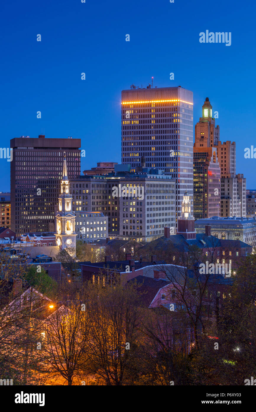 Estados Unidos, Providence, Rhode Island, el horizonte de la ciudad desde la terraza de Prospect Park, el anochecer Foto de stock