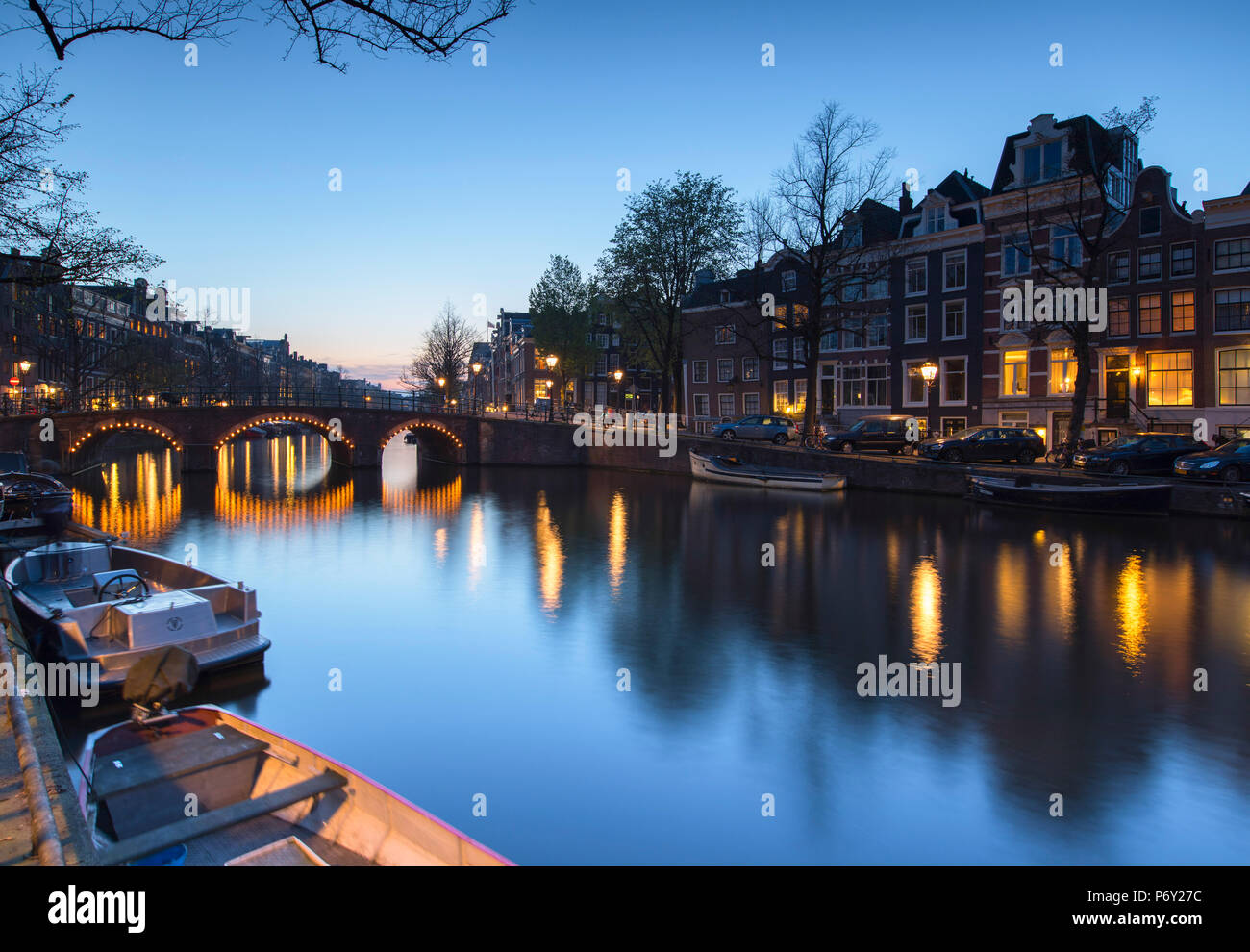 Al anochecer del canal Keizersgracht, Amsterdam, Países Bajos Foto de stock