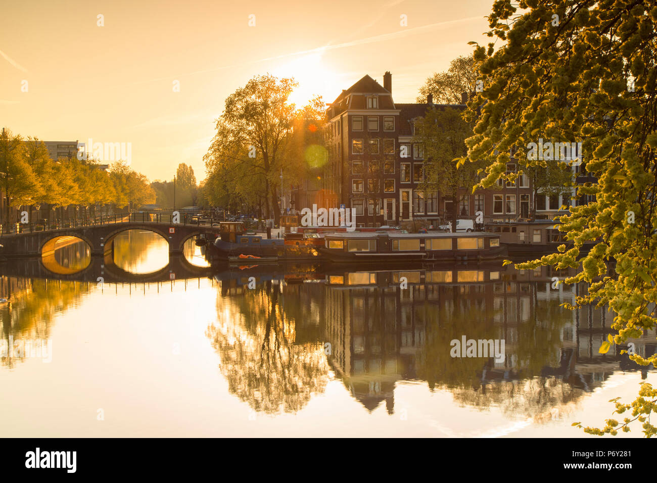 Al amanecer del río Amstel, Ámsterdam, Países Bajos Foto de stock