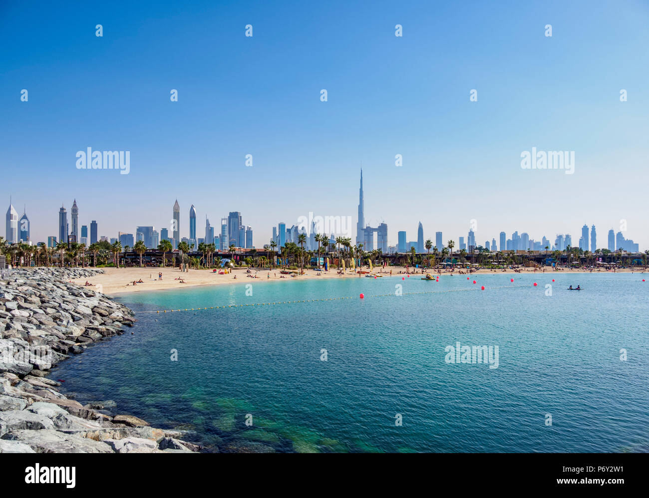 La playa de Jumeirah y el horizonte de la ciudad, Dubai, Emiratos Árabes Unidos. Foto de stock
