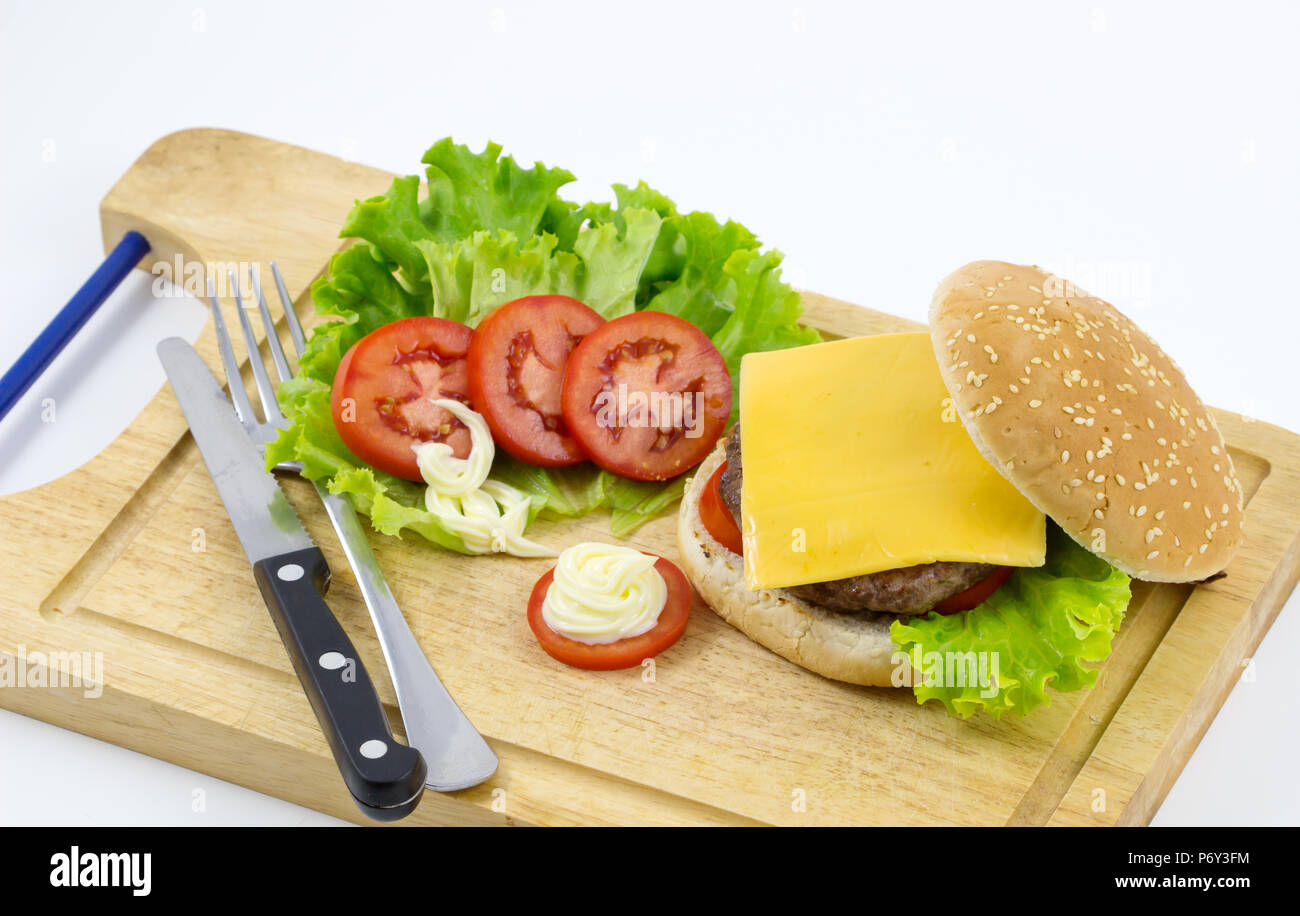 Hamburguesa casera con lechuga, tomate, queso, carne de res y papas fritas colocadas sobre fondo de madera , frescos sabrosas hamburguesas, de fondo Foto de stock