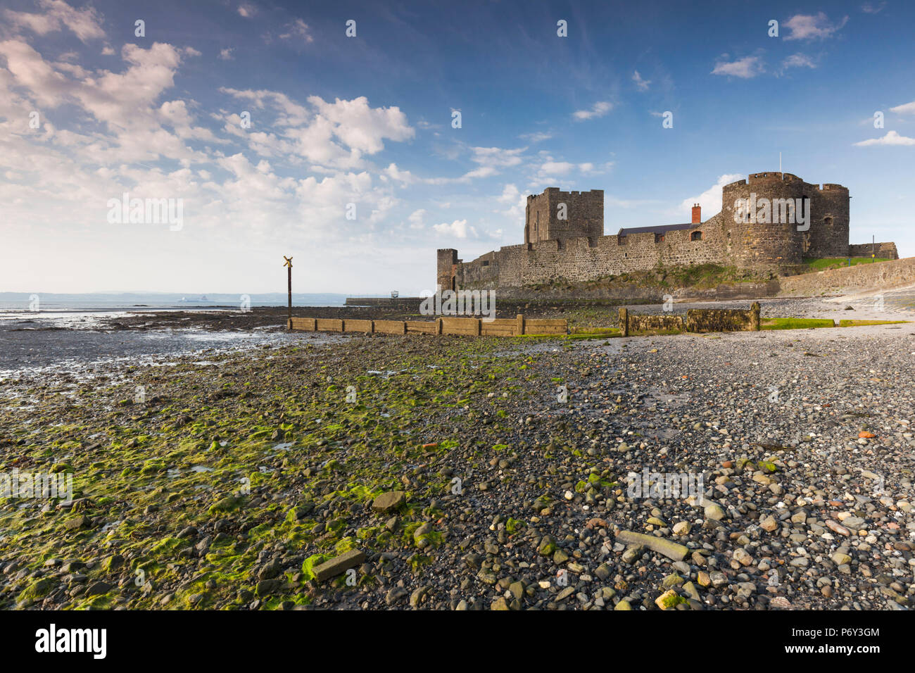 Reino Unido, Irlanda del Norte, en el Condado de Antrim, Carrickfergus, el Castillo de Carrickfergus, 1177, Irlanda más antigua del castillo normando, dawn Foto de stock