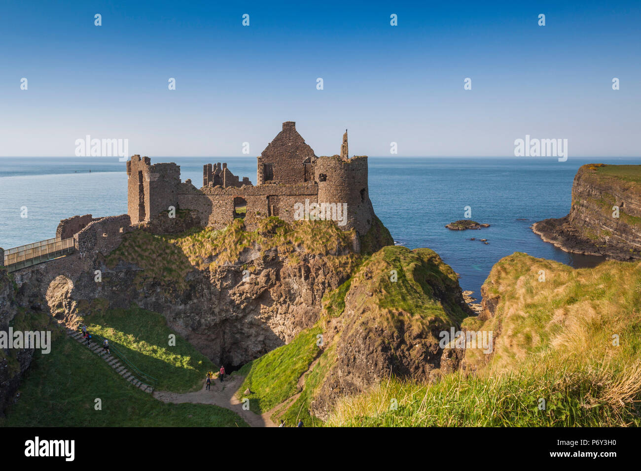 Reino Unido, Irlanda del Norte, en el Condado de Antrim, Bushmills, las ruinas del Castillo de Dunluce Foto de stock