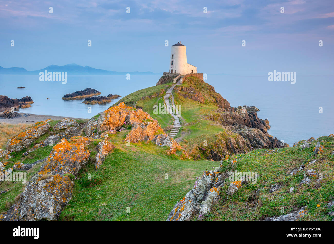 Reino Unido, Gales, Anglesey, Isla Llanddwyn, estrecho de Menai, Twr Mawr faro Foto de stock