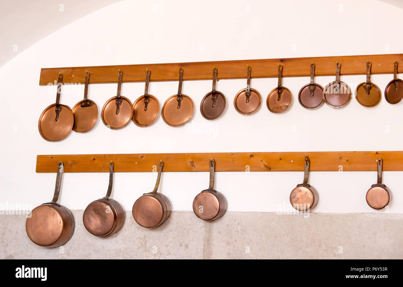 Vintage utensilios de cobre, sartenes, colgado sobre fondo de madera  Fotografía de stock - Alamy