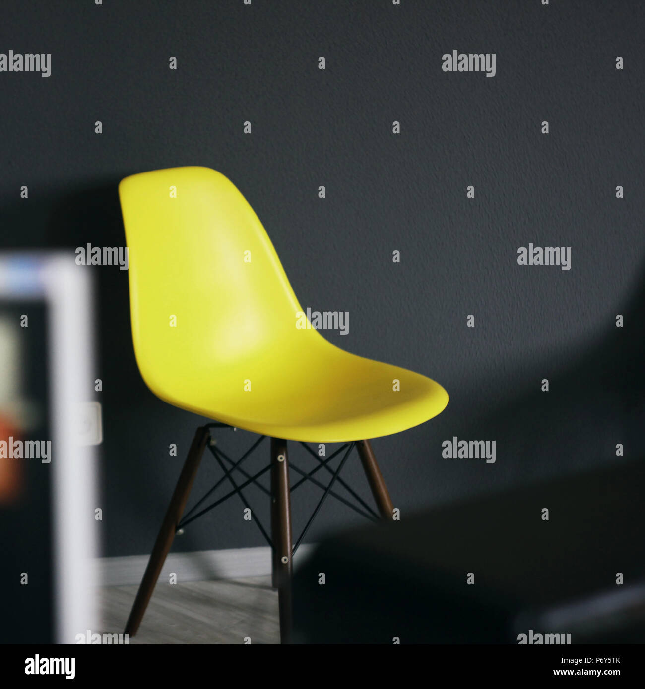 Silla Amarilla contra la pared negro, detalles de interior moderno de  oficina Fotografía de stock - Alamy