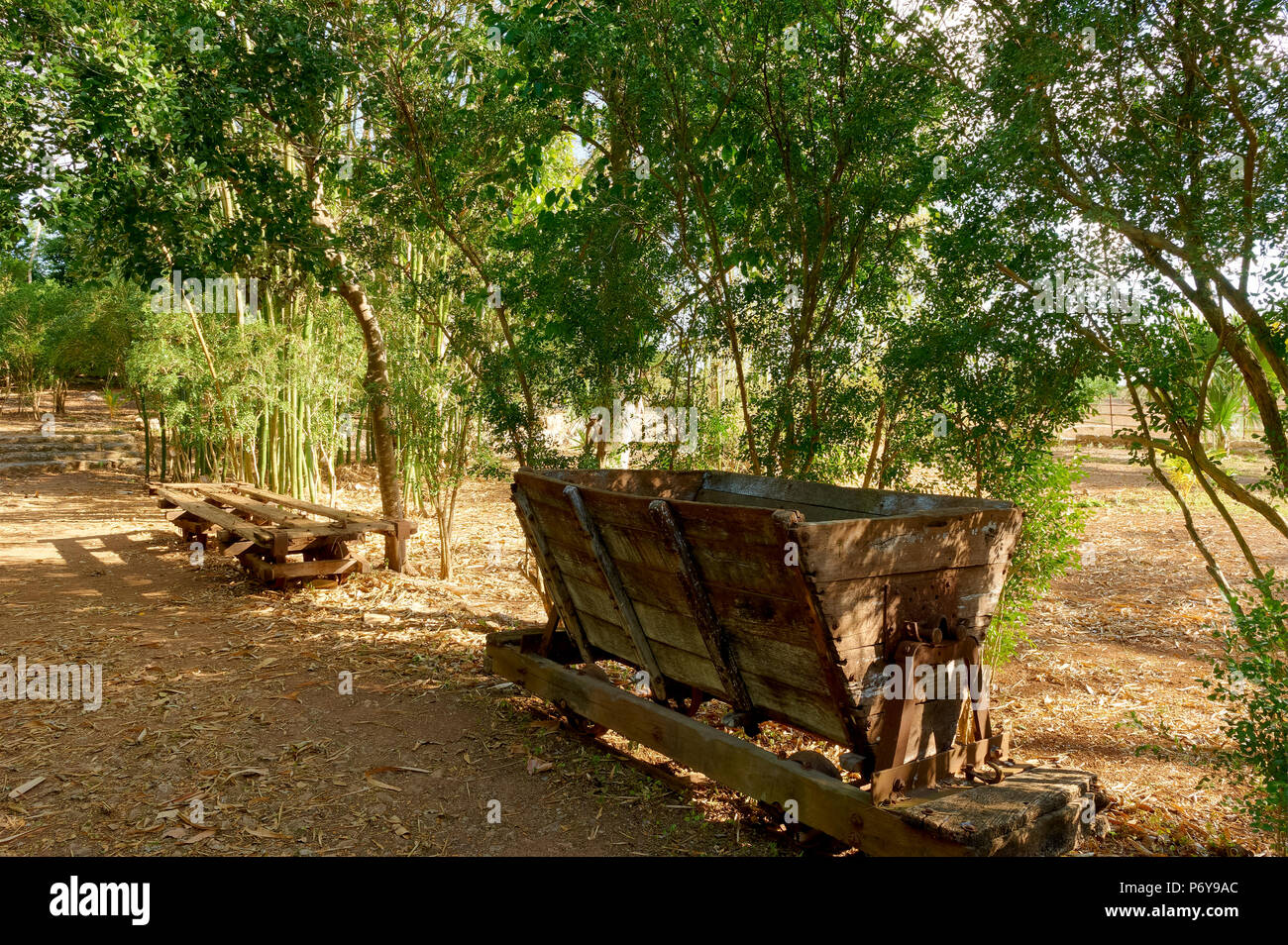 Viejo vagón de madera en Hacienda Yaxcopoil, una plantación de henequén del  siglo XVII cerca de Mérida, Yucatán, México, ahora un museo, casa de  huéspedes y centro de eventos Fotografía de stock -