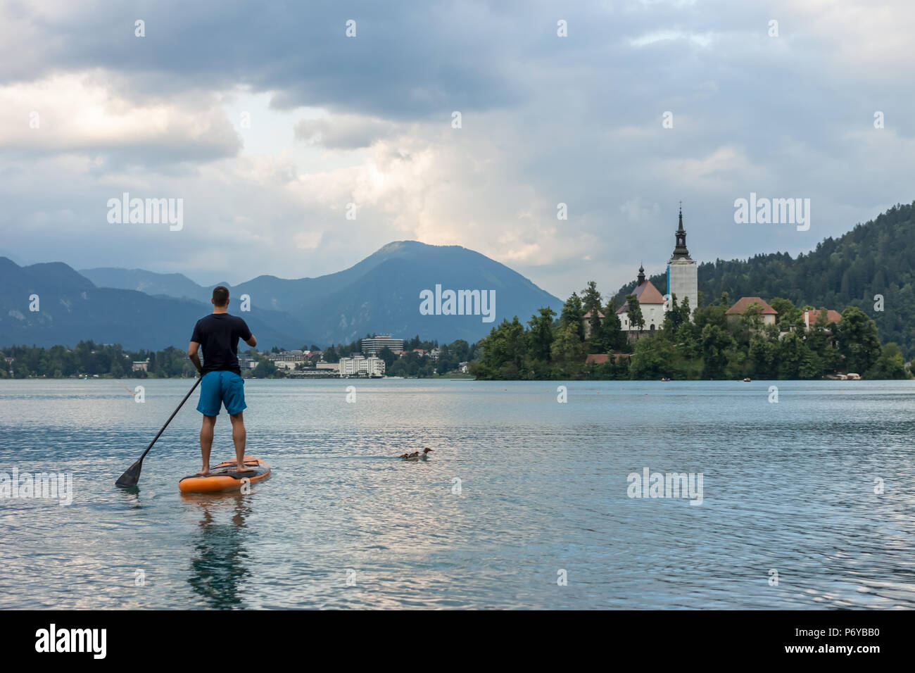 El Stand Up Paddle Surf en el lago Foto de stock