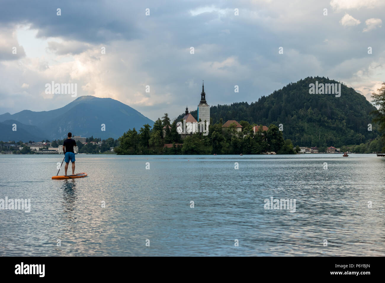 El Stand Up Paddle Surf en el lago Foto de stock