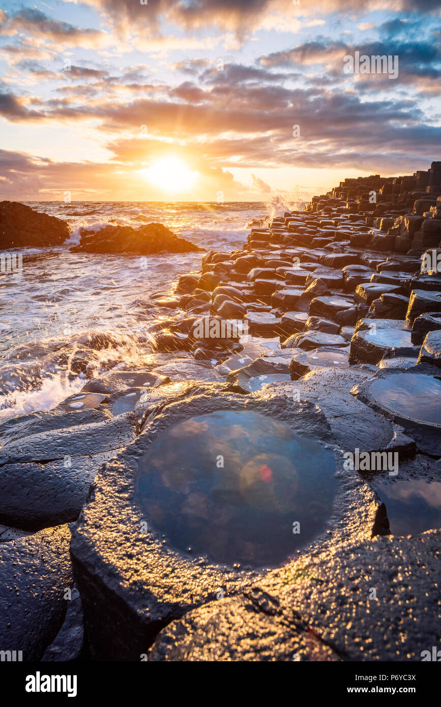 Calzada del Gigante, Condado de Antrim, región del Ulster, Irlanda del Norte, Reino Unido. Icónicos de columnas de basalto. Foto de stock