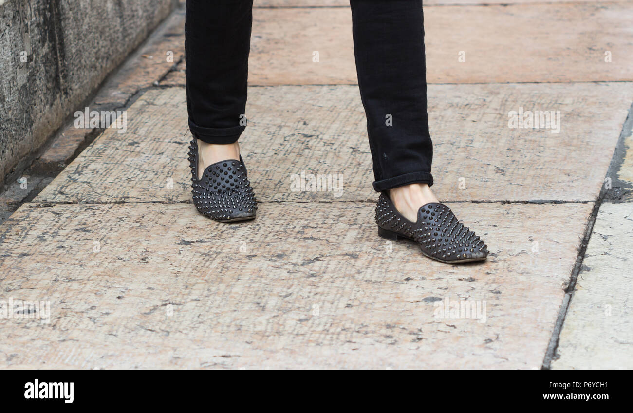 Zapatos De Moda Para Hombres Jóvenes Fotos e Imágenes de stock - Alamy