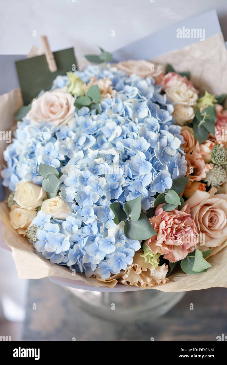 Hermoso Ramo primaveral. arreglo floral con hortensias. Luz de color azul.  El concepto de una tienda de flores, un pequeño negocio familiar Fotografía  de stock - Alamy