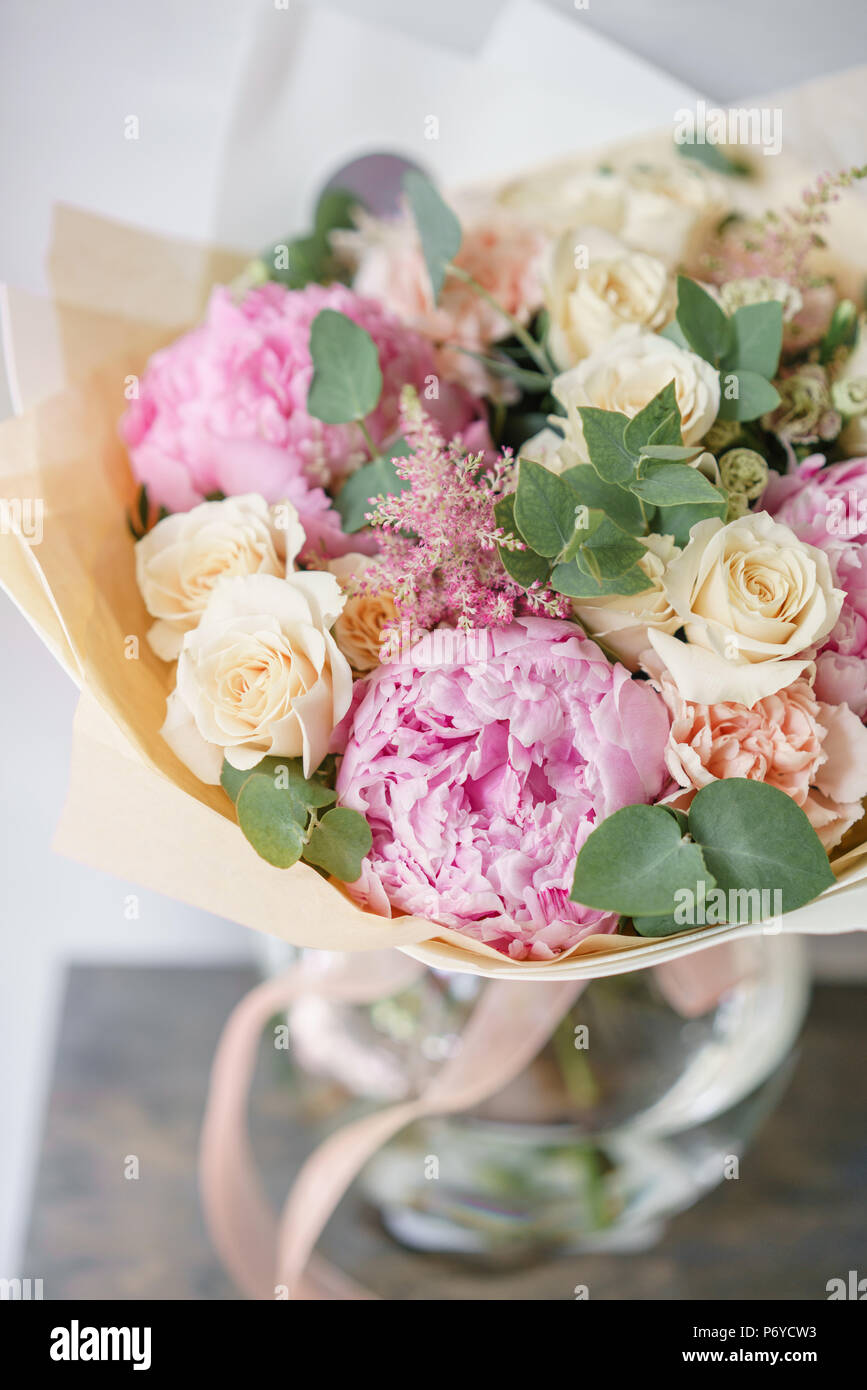Bouquet de verano hermosa. arreglo floral con las peonías. Luz de color  rosa. El concepto de una tienda de flores Fotografía de stock - Alamy