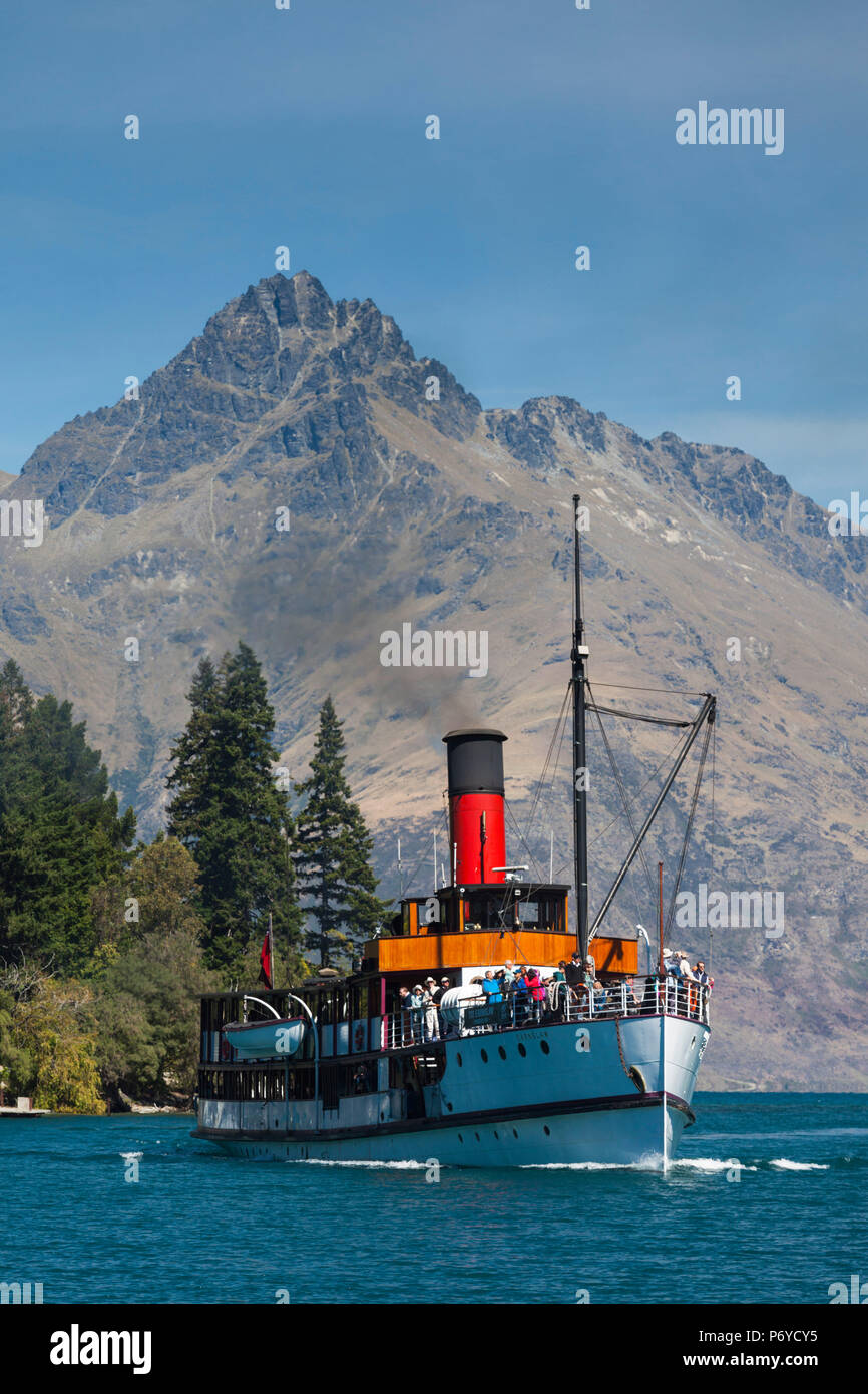 Nueva zelanda otago, Isla del Sur, con vistas al puerto de Queenstown, con vaporizador TSS Earnslaw Foto de stock
