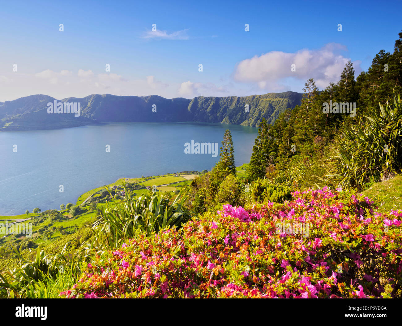 Portugal, Azores, Sao Miguel, municipio de Ponta Delgada, Sete Cidades, elevó la vista de la Lagoa das Sete Cidades. Foto de stock