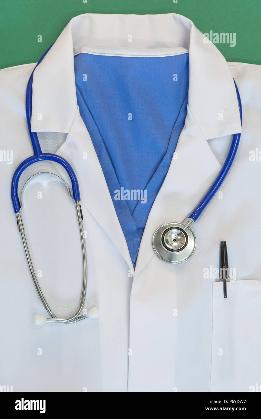 Doctor de bata blanca y estetoscopio con matorrales azul Foto de stock
