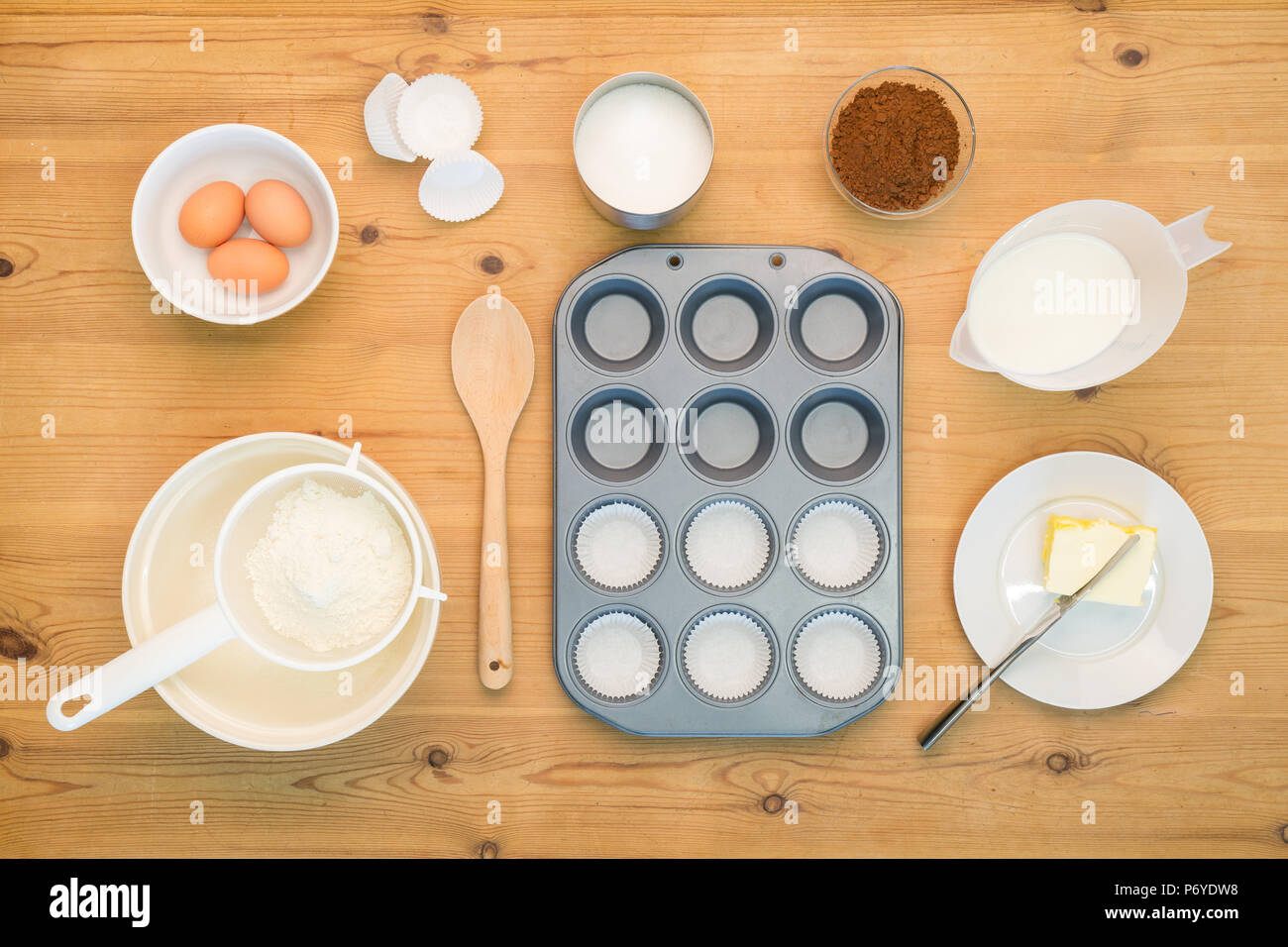 Planos generales de acuerdo laicos Cup Cake making ingredientes y equipo en una mesa de la cocina. Foto de stock