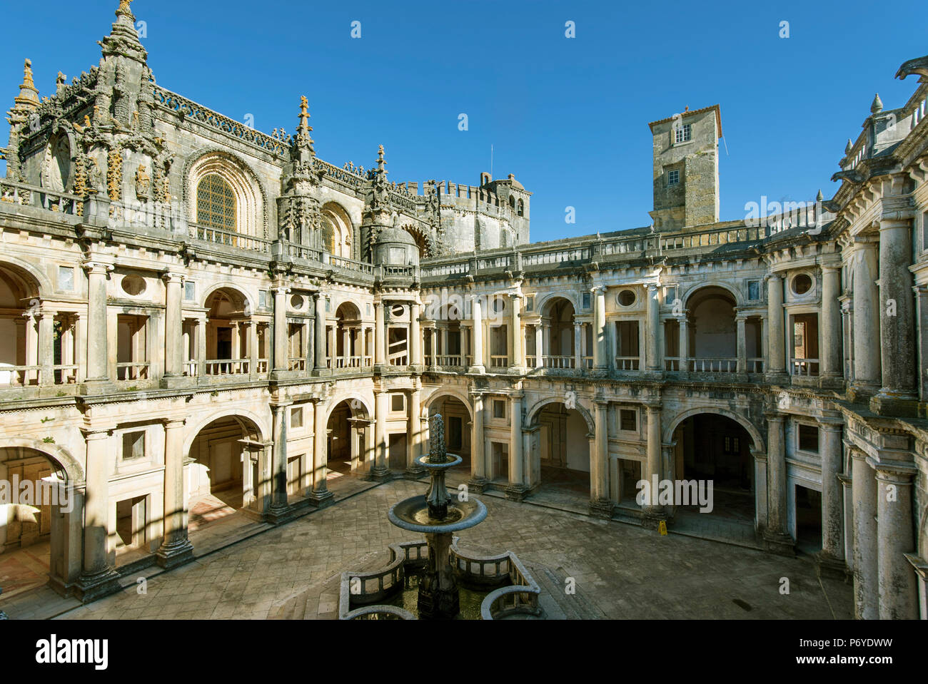 El Claustro Principal es una obra del convento renacentista construido por el Rey Juan III. Convento de Cristo, tomar. Portugal Foto de stock