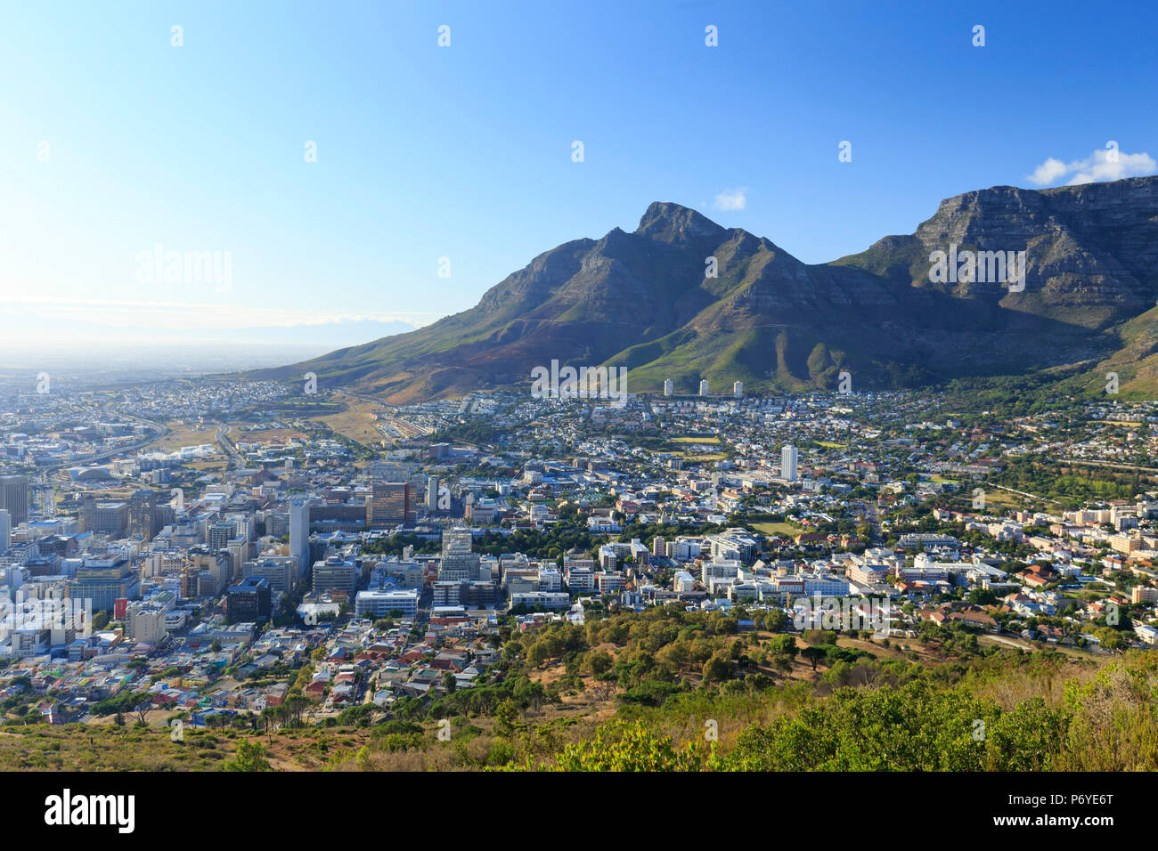 Sudáfrica, Western Cape, Ciudad del Cabo, Cape Town, el Distrito Central de Negocios y del centro de la ciudad desde la colina Signal Hill, la montaña de la Mesa en el fondo Foto de stock