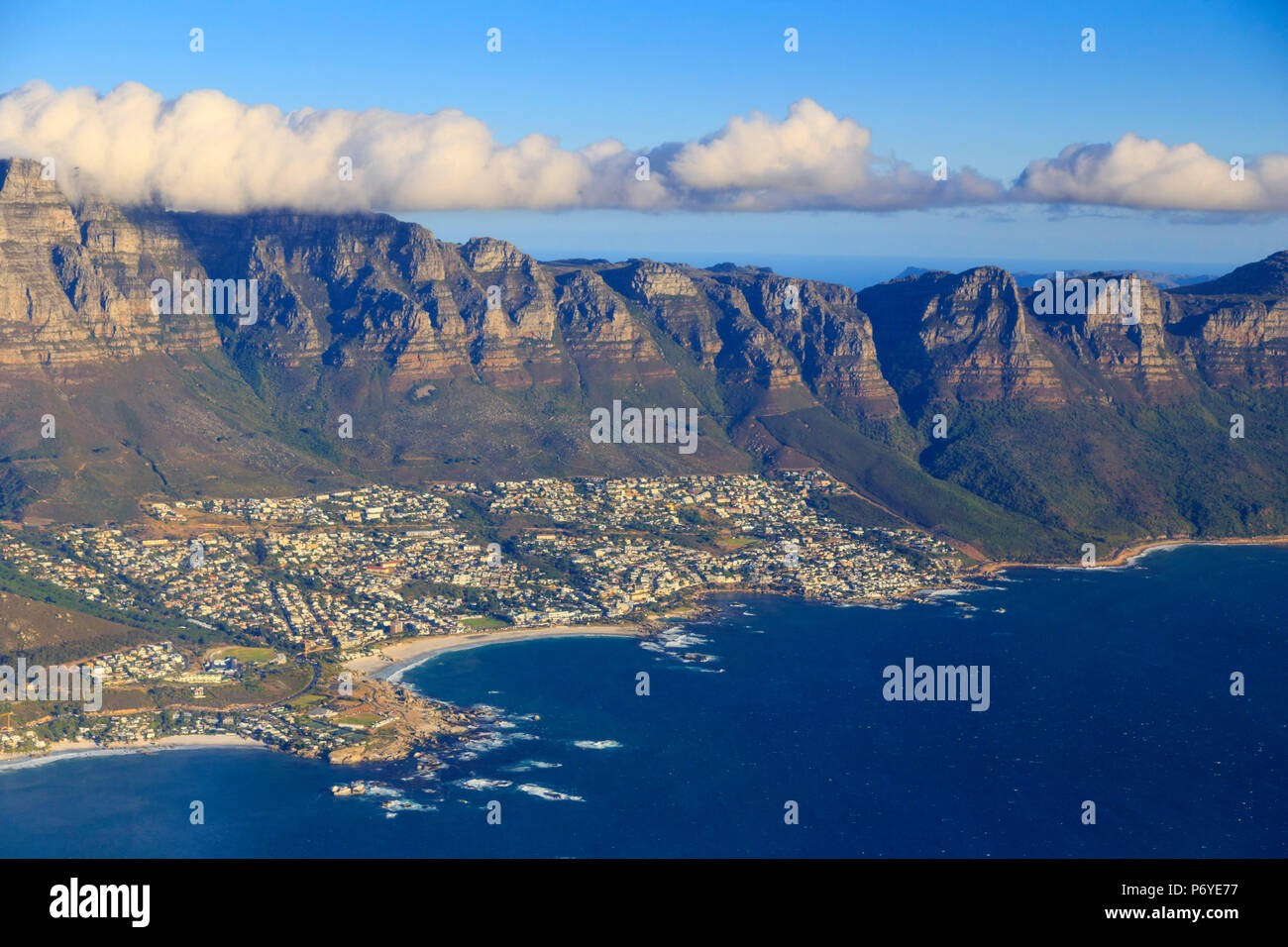 Sudáfrica, Western Cape, Ciudad del Cabo, Vista aérea de la Ciudad del Cabo y Table Mountain Foto de stock