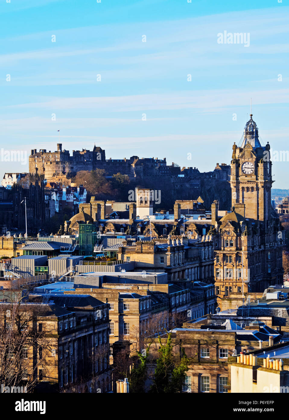 Reino Unido, Escocia, Lothian, Edimburgo, Calton Hill, vista de la Balmoral Hotel Torre del Reloj y el castillo. Foto de stock
