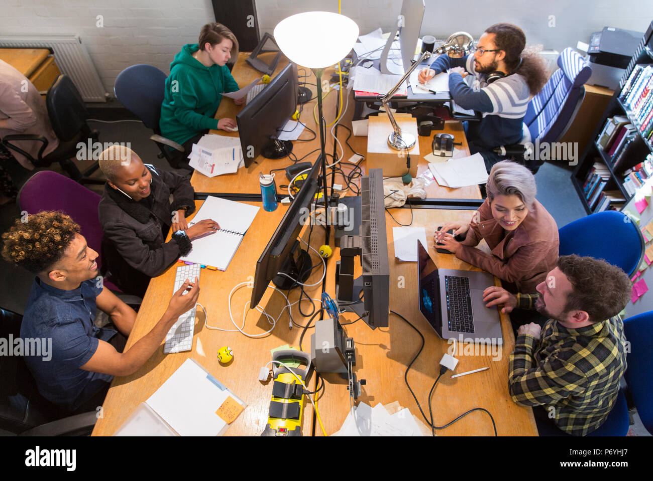 Gente de negocios creativos, reunidos en equipos de trabajo y el portátil en la oficina abierta Foto de stock
