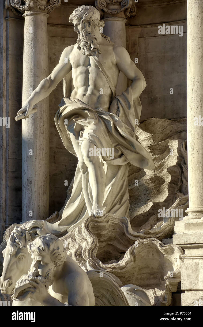 Estatua de Océano en Fontana di Trevi de Roma Italia Foto de stock