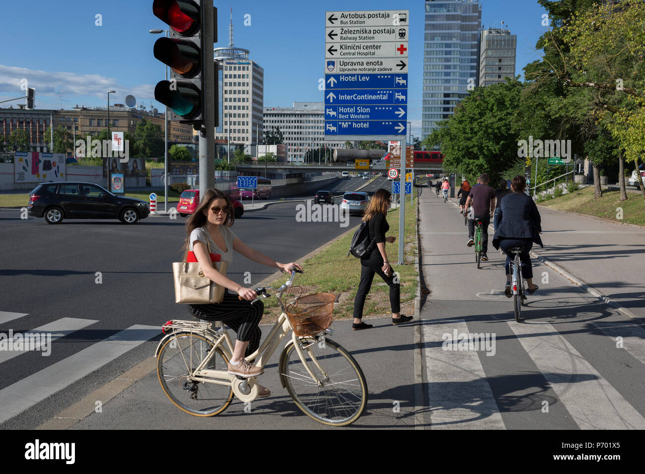 Los ciclistas suban Dunajska cesta en la capital eslovena, Ljubljana, el 27  de junio de 2018 en Ljubljana, Eslovenia. Liubliana es una ciudad pequeña  con terreno plano y una buena infraestructura de