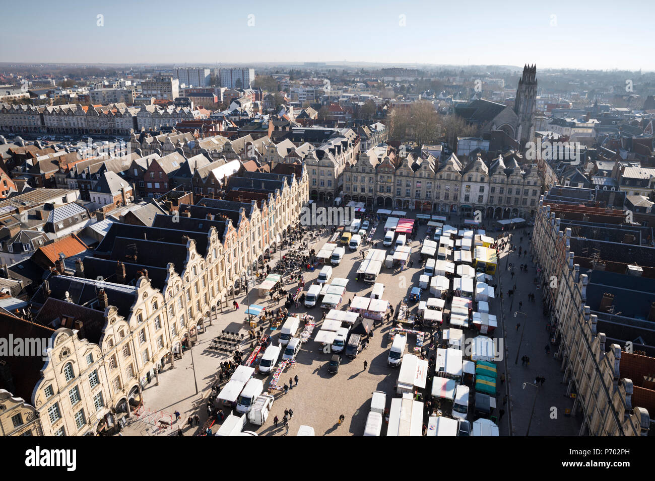 Place des Heros mercado el sábado vistos desde el campanario, Arras, Pas-de-Calais, Hauts-de-France, Francia, Europa Foto de stock