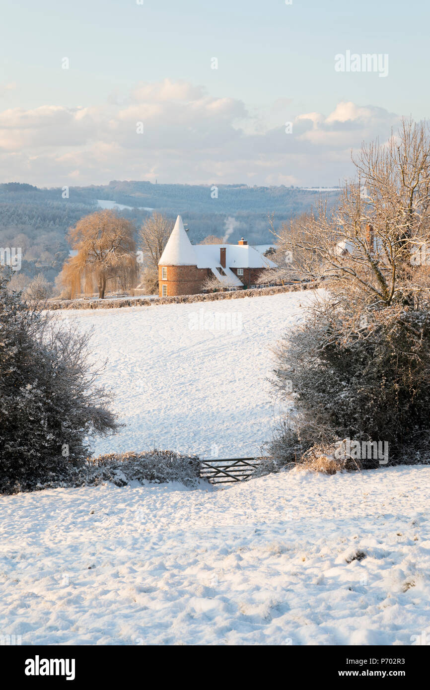 Antigua casa de oast High Weald cubiertos de nieve, paisaje, Burwash, East Sussex, Inglaterra, Reino Unido, Europa Foto de stock
