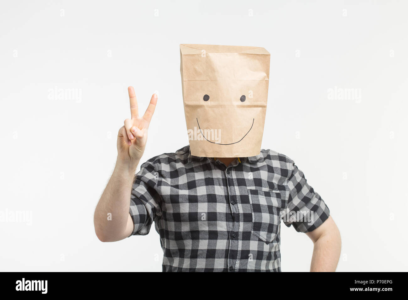 Paper bag mask fotografías e imágenes de alta resolución - Alamy