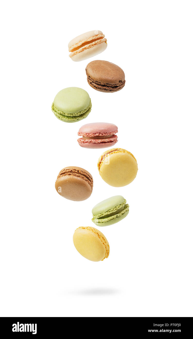Caída y coloridos Macarons franceses aislado sobre fondo blanco. Foto de stock