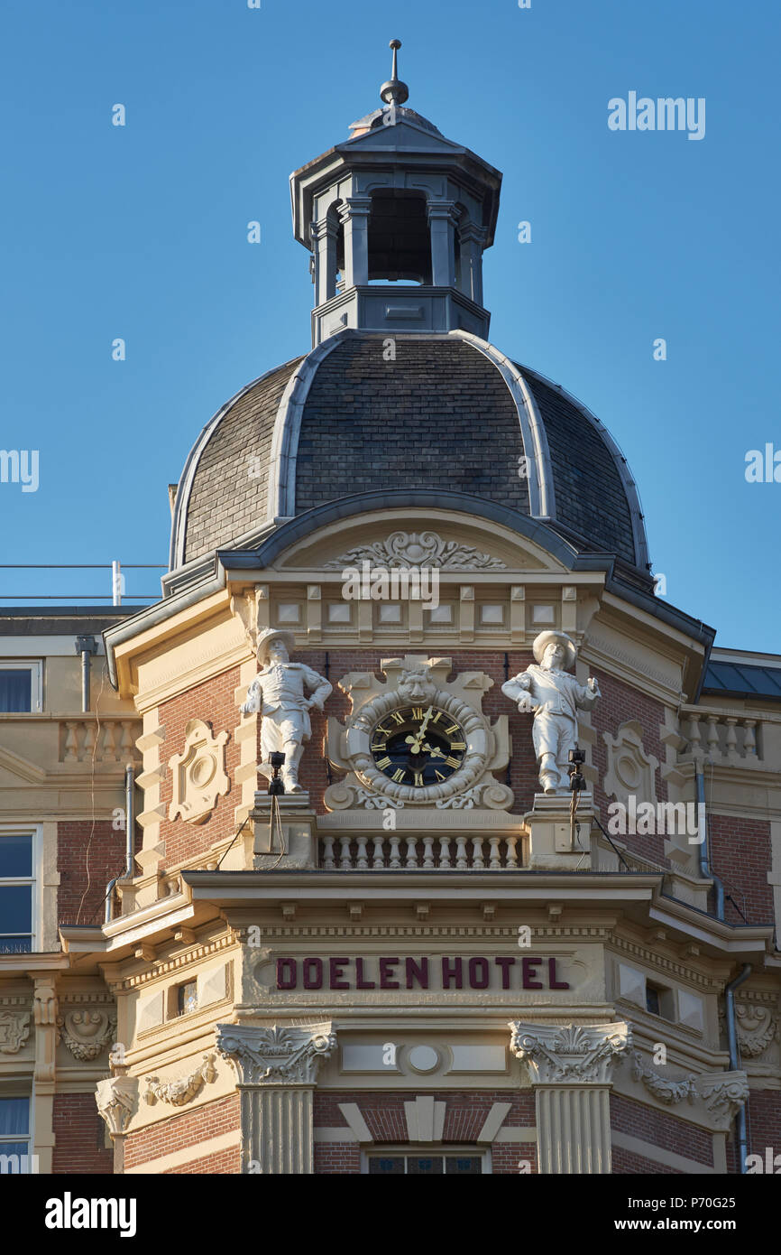 El Doelen Hotel, Amsterdam. Cúpula con reloj y figuras de milicianos. Construido en 1883 por J.F. van Hamersveld, en estilo neo-renacentista. Foto de stock