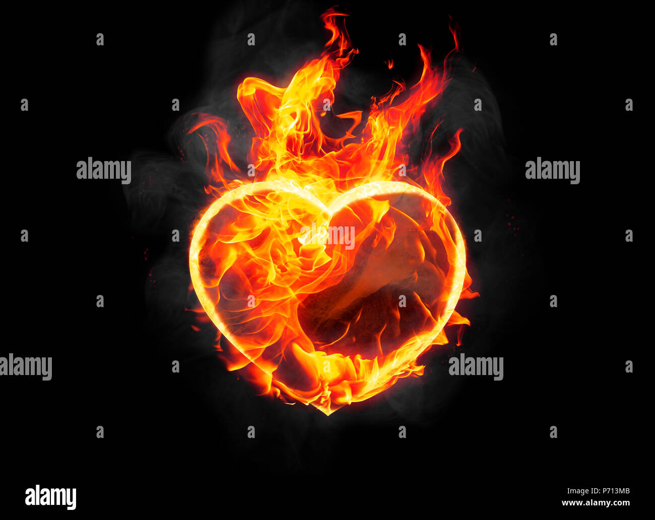 Con forma de corazón ardiente ardientes llamas sobre fondo negro Foto de stock