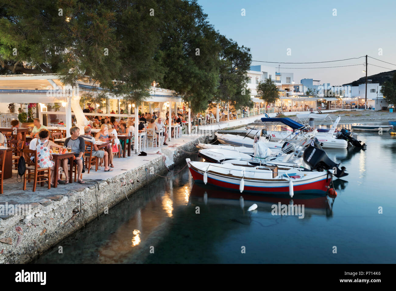 Puerto restaurantes de noche, Pollonia, Milos, Cyclades, islas griegas del Mar Egeo, Grecia, Europa Foto de stock