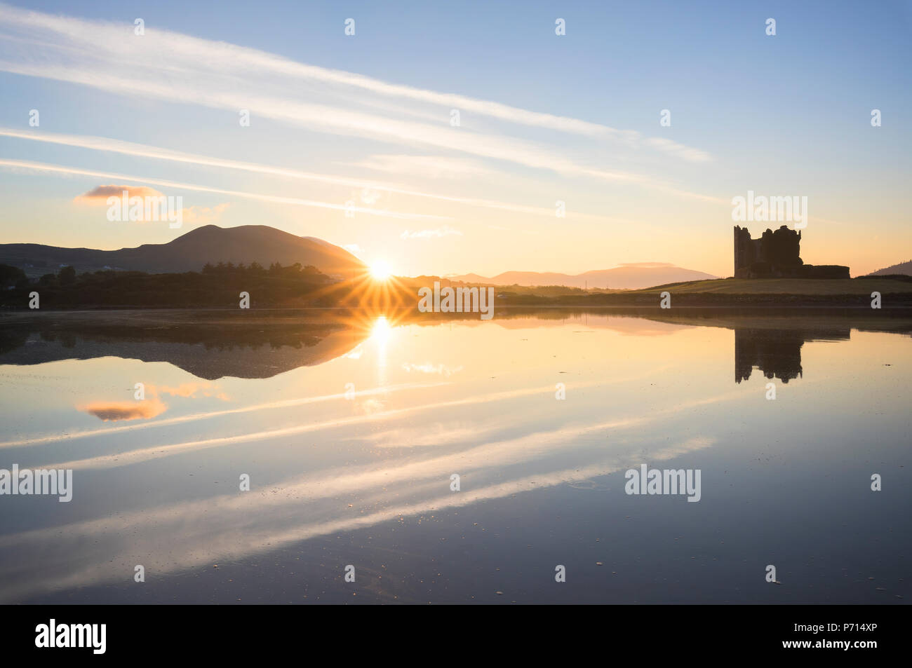 Castillo Ballycarbery por el mar, Cahersiveen, Condado de Kerry, Munster, República de Irlanda, Europa Foto de stock