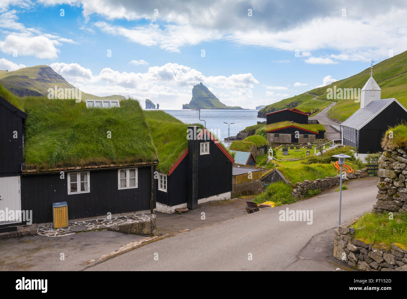 Las casas tradicionales con techo de pasto, Bour, Isla de Vagar, Islas Feroe, Dinamarca, Europa Foto de stock