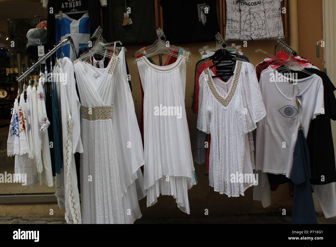 Tienda de ropa griega fotografías e imágenes de alta resolución - Alamy