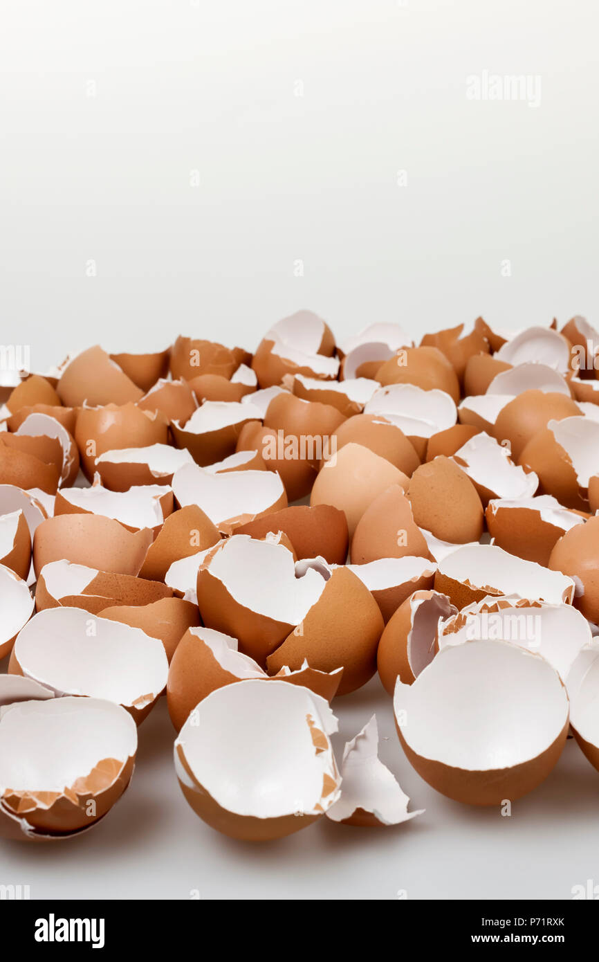 Montón de muchas cáscaras de huevo vacías marrón roto Foto de stock