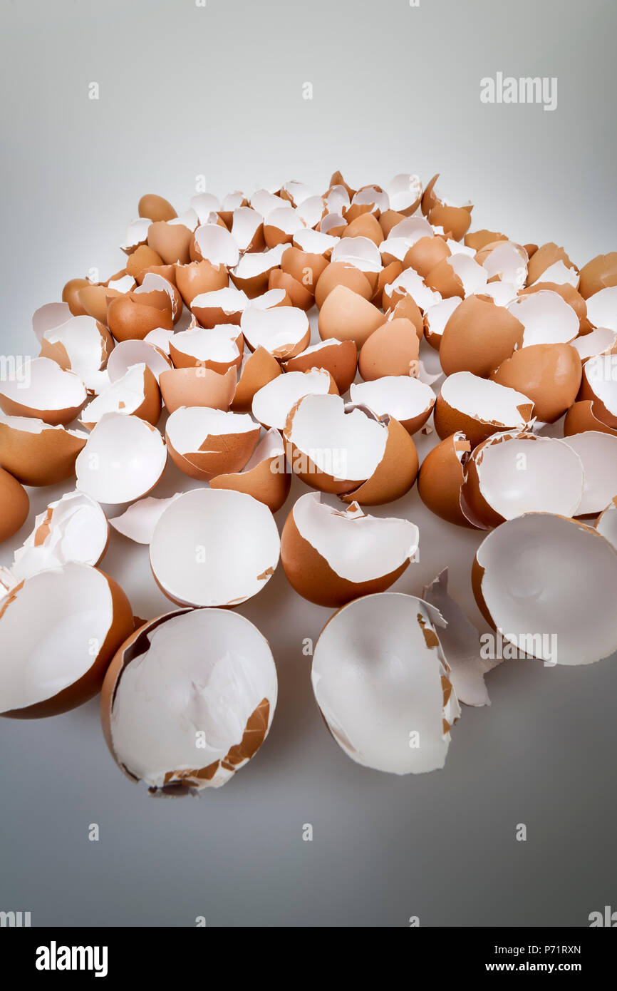 Montón de muchas cáscaras de huevo vacías marrón roto Foto de stock