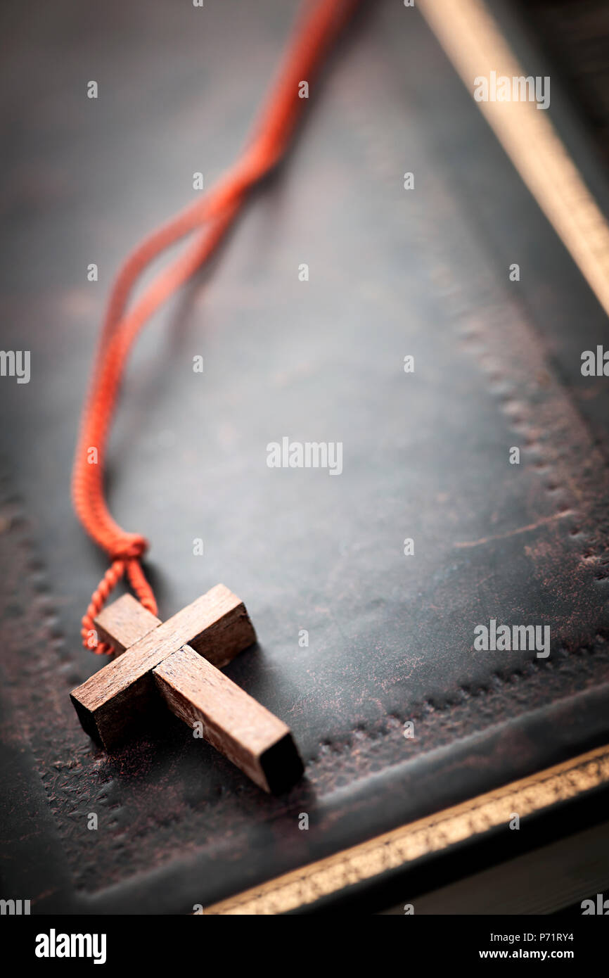 Primer plano de madera simple collar cruz cristiana sobre la santa Biblia con espacio de copia Foto de stock