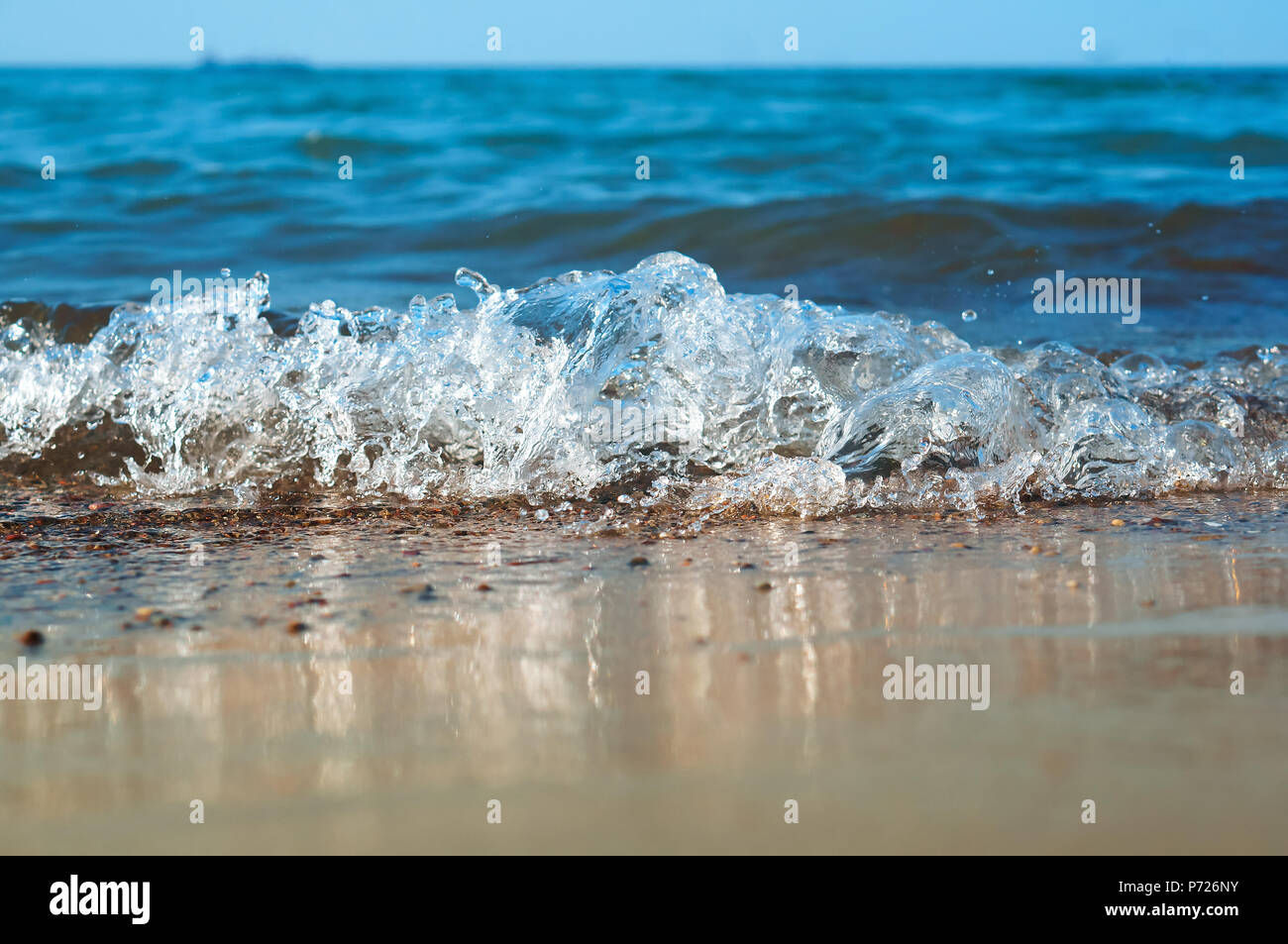 Onda de mar, una tormenta en el océano, la ola viene a tierra Foto de stock