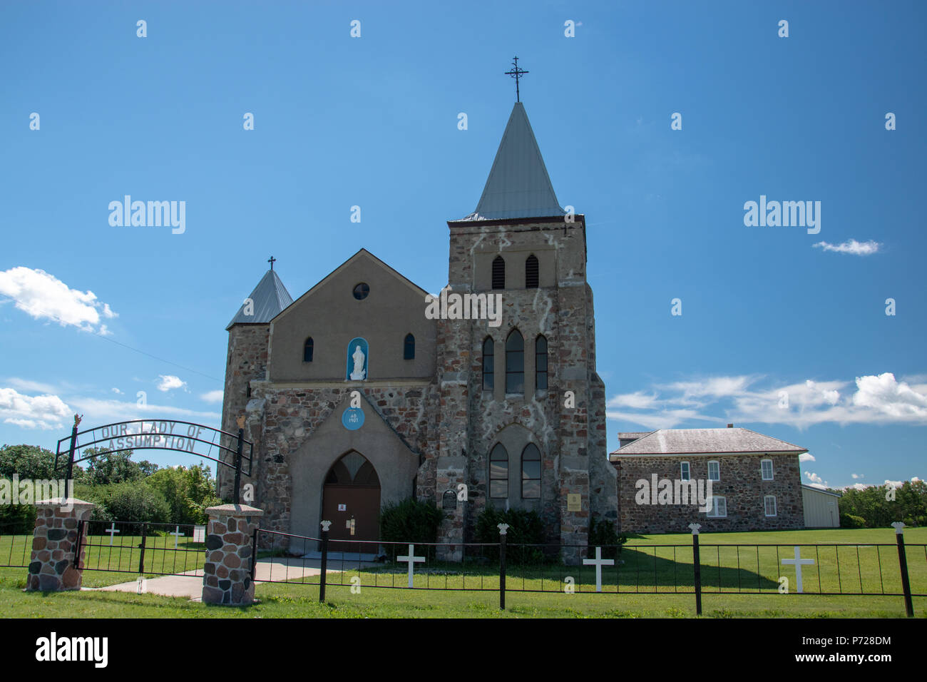Nuestra Señora de la Asunción, la Iglesia Católica Romana, construida en el año 1907, sitio histórico Kaposvar, 5 kilómetros al sur de Esterhazy, Saskatchewan, Canadá. Foto de stock