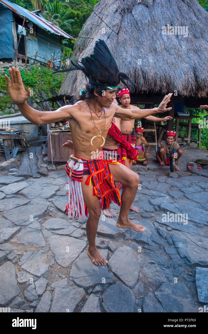 Personas de la minoría Ifugao en Banaue Filipinas Foto de stock