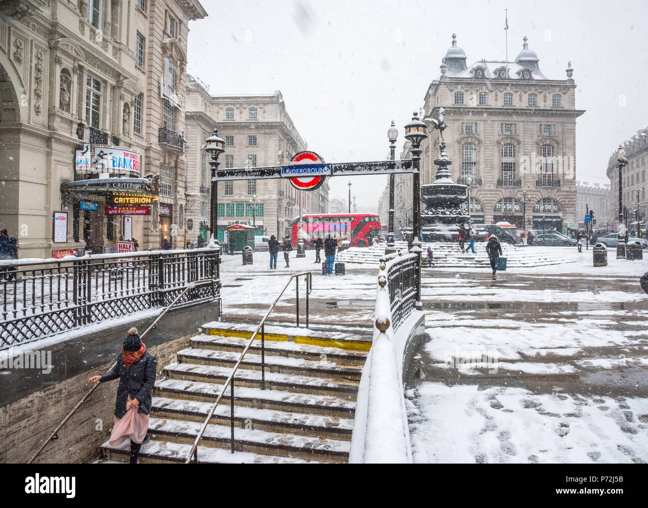 Entrada de la estación de metro, la tormenta de nieve, Piccadilly Circus, West End, Londres, Inglaterra, Reino Unido, Europa Foto de stock