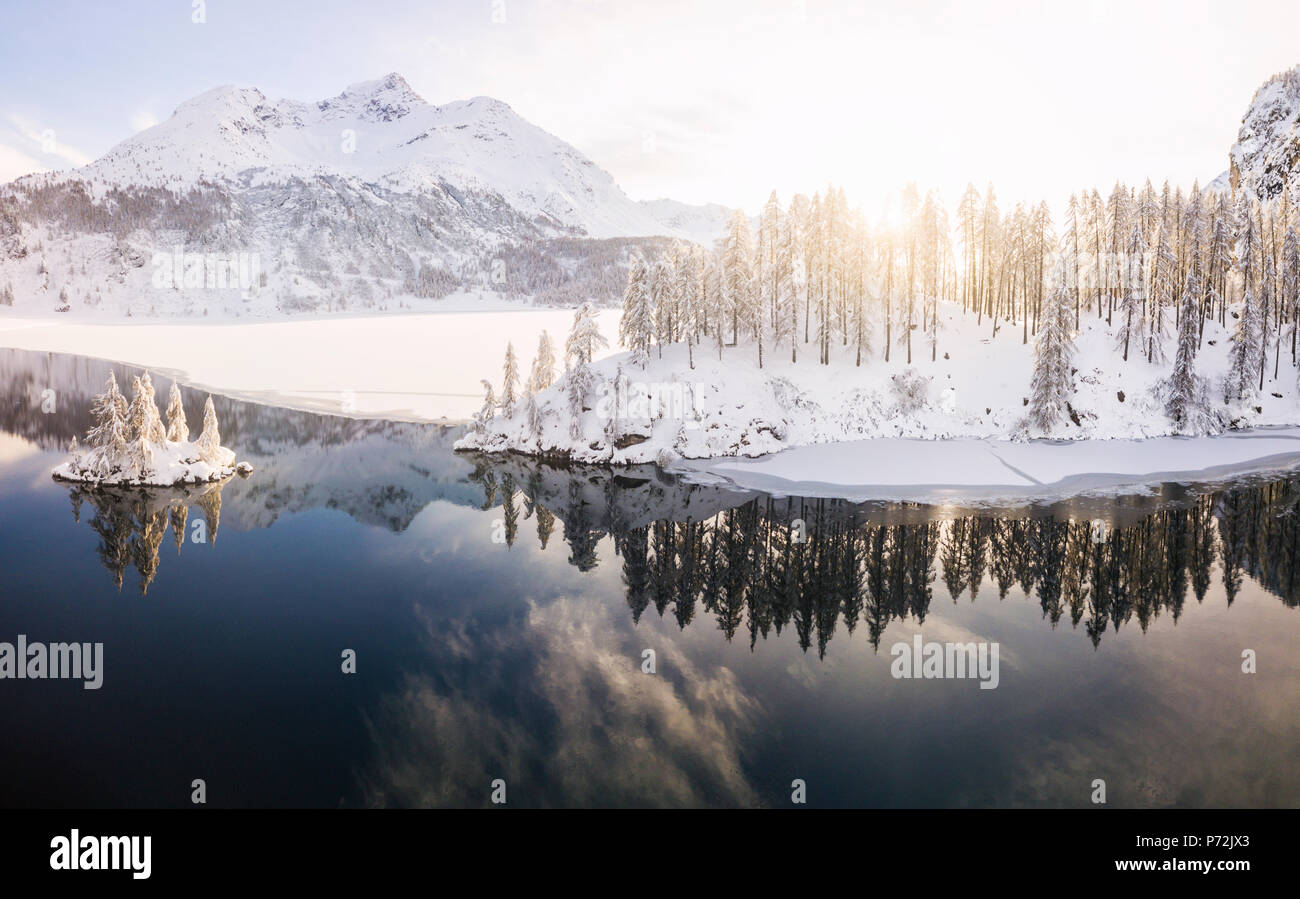 Antena vistas panorámicas del lago de Sils y Lej Plaun da durante el invierno, Maloja Región, Cantón de Graubunden, Engadin, Suiza, Europa (zumbido) Foto de stock