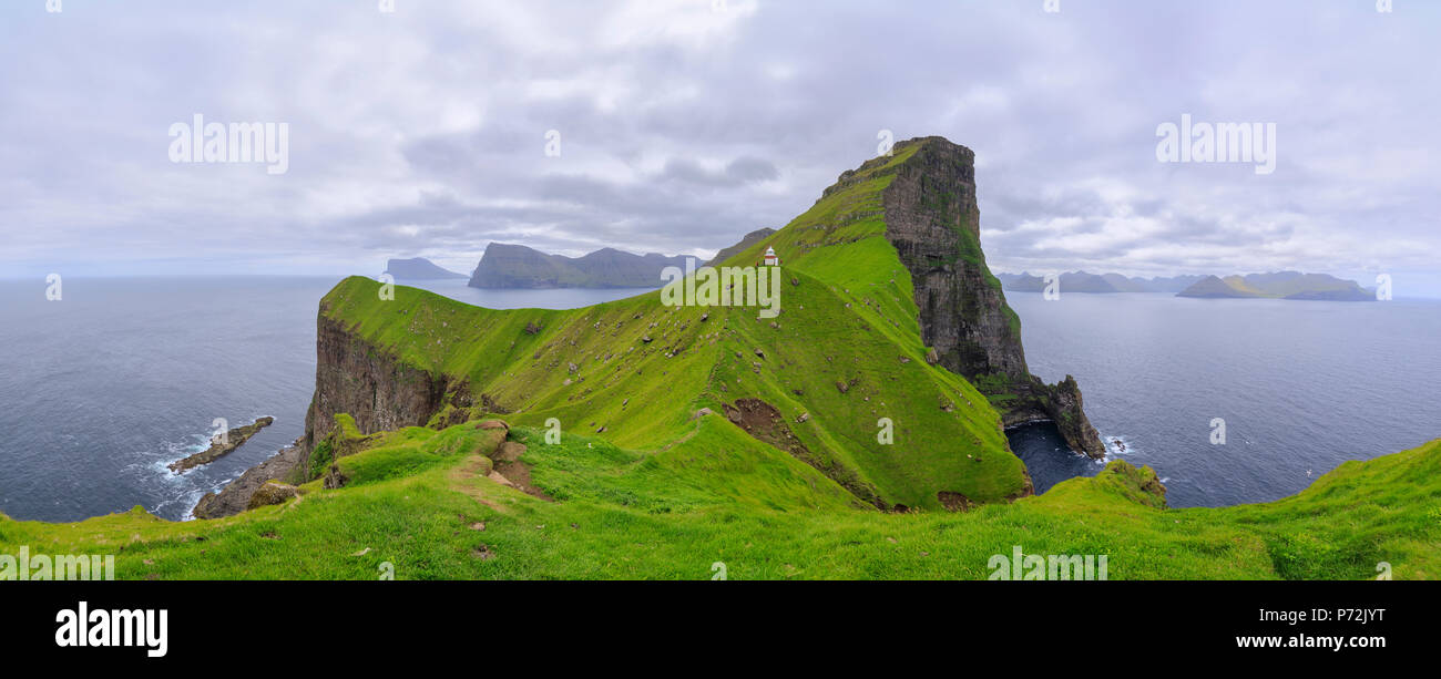 Panorámica de Kallur Faro sobre acantilados, la isla Kalsoy, Islas Feroe, Dinamarca, Europa Foto de stock